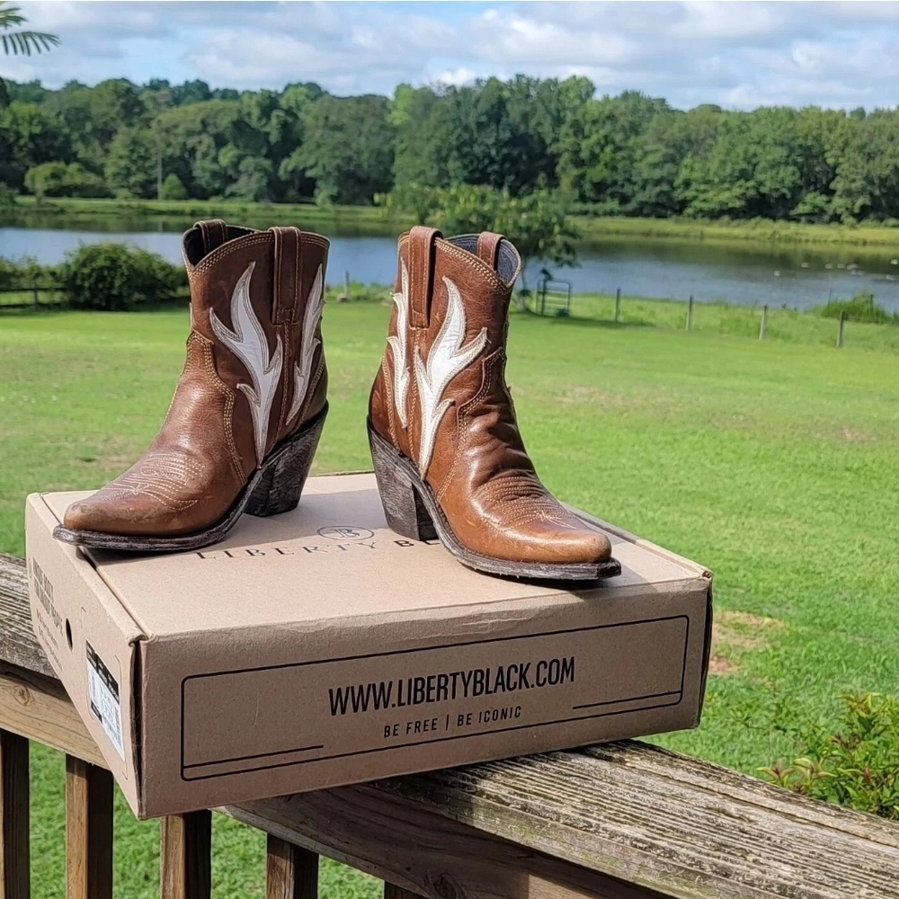 SoLD.  Liberty Black Brown Western Boots
